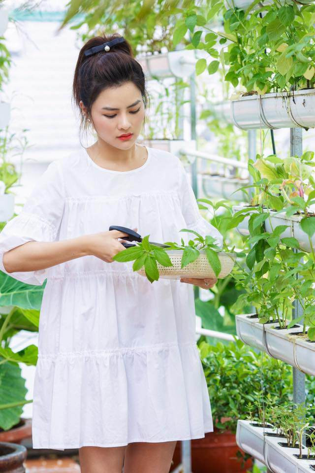 Chia sẻ thêm về lý do trồng rau trên sân thượng, cựu người mẫu từng cho biết cô thích vườn tược từ bé. "Ngày xưa ở Nam Định nhà cũng ở phố nên khi hè được về quê thích nhất là lao ngay ra vườn và ruộng, thích lắm luôn. Nhưng lý do lớn hơn hết thảy là vì mình lo cho cả gia đình".