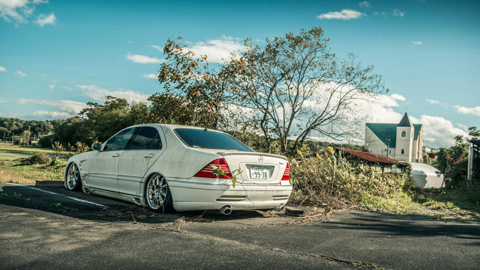 Jack Rix còn phát hiện một chiếc Mercedes-Benz S-Class nằm gần đó đã hỏng phuộc hơi, phần bánh lún vào trong hộc bánh xe. Chiếc xe đã được độ lại một số bộ phận nhưng đang xuống cấp theo thời gian.