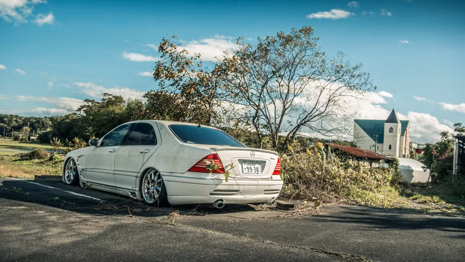 Jack Rix còn phát hiện một chiếc Mercedes-Benz S-Class nằm gần đó đã hỏng phuộc hơi, phần bánh lún vào trong hộc bánh xe. Chiếc xe đã được độ lại một số bộ phận nhưng đang xuống cấp theo thời gian.