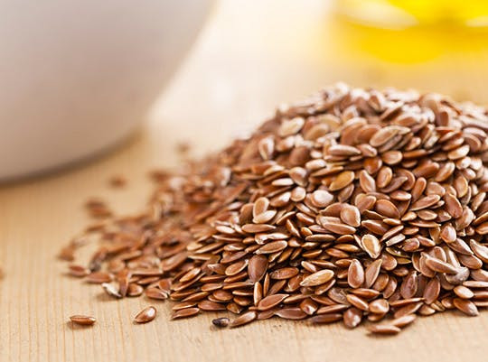 Hạt lanh cũng được coi là một loại thực phẩm tuyệt vời giúp ngăn ngừa ung thư vú ở phụ nữ. Hãy thêm hạt lanh các món ăn, salad, sữa chua, sinh tố…