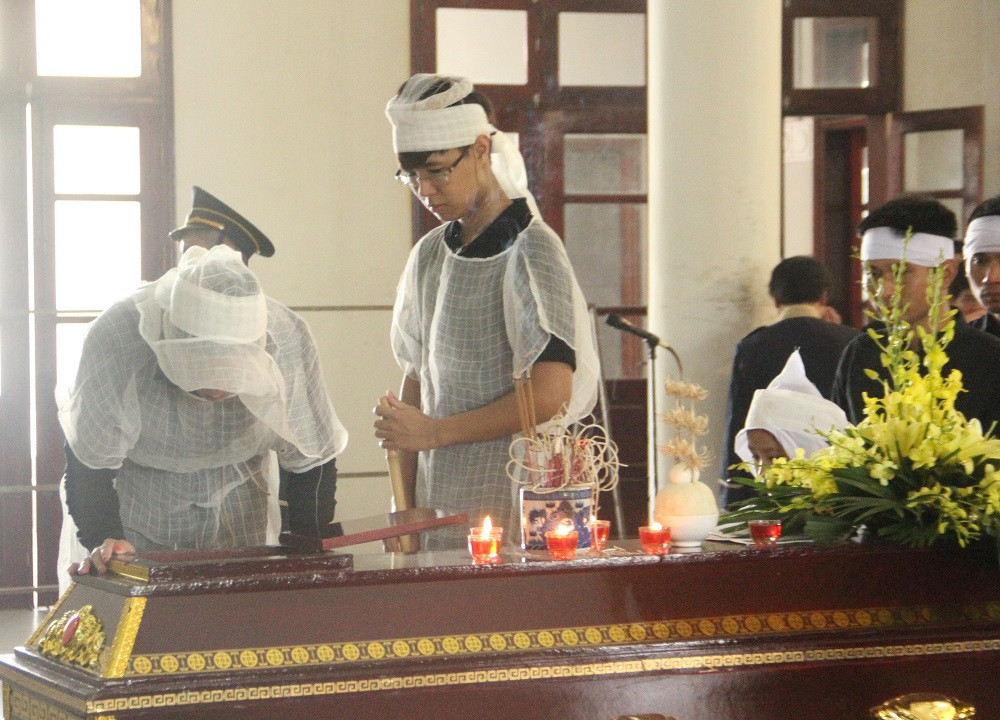 Người thân đến bên linh cữu, xót xa nhìn mặt anh Hùng lần cuối.