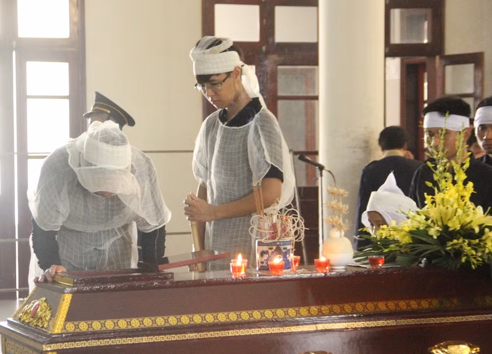 Người thân đến bên linh cữu, xót xa nhìn mặt anh Hùng lần cuối.