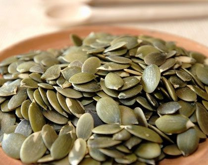 Hạt bí ngô là nguồn cung cấp kích thích sản sinh collagen. Hạt bí còn chứa kẽm làm tăng tốc độ tái tạo da cần thiết.