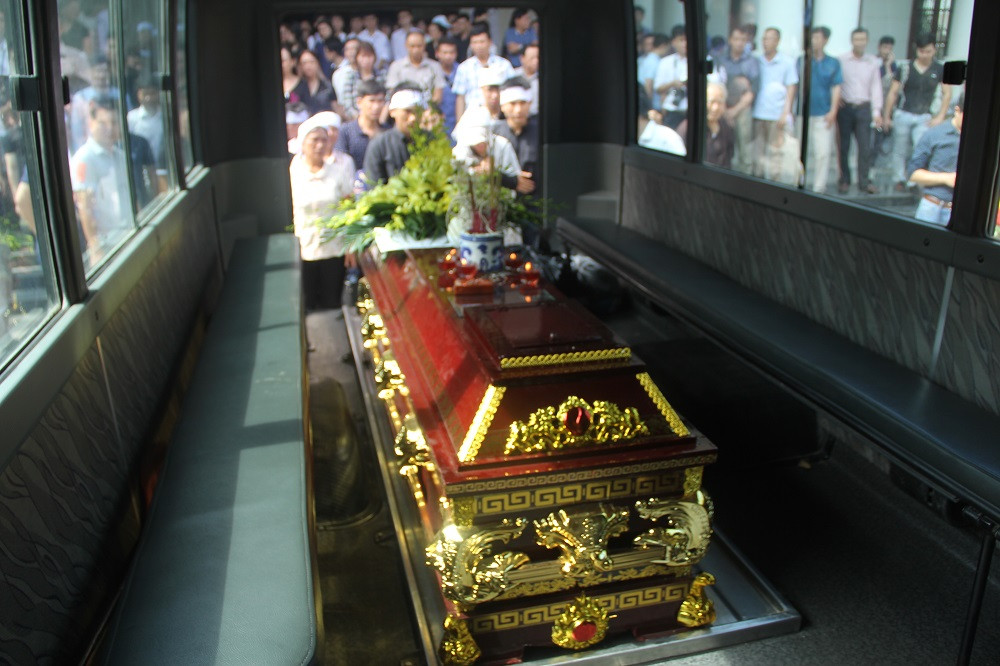 Quan tài anh Hùng &#x8;trên xe tang lễ để đưa về nghĩa trang Văn Điển.