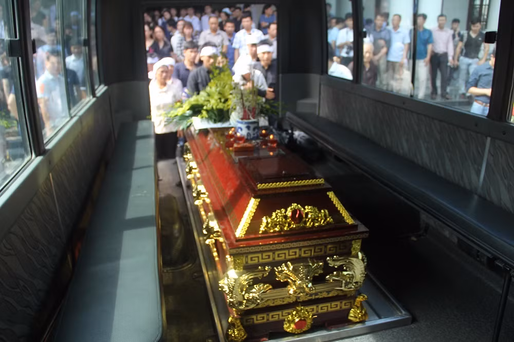 Quan tài anh Hùng trên xe tang lễ để đưa về nghĩa trang Văn Điển.