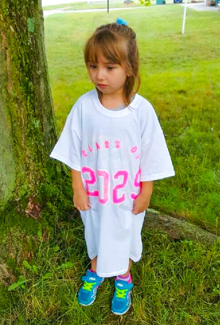 Cô bé buồn bã khi nghe tin mình sẽ phải đi học hầu hết tất cả các ngày trong tuần cho đến năm 17 tuổi.