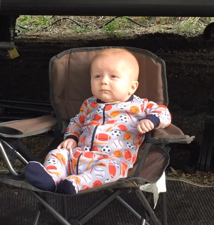 "Lần đầu đi cắm trại là thế này sao?"