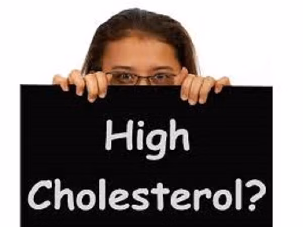 Ăn hạnh nhân ngâm vào buổi sáng cũng giúp hạ cholesterol xấu trong cơ thể. Đồng thời, hạnh nhân chứa vitamin E làm tăng mức cholesterol tốt trong máu.