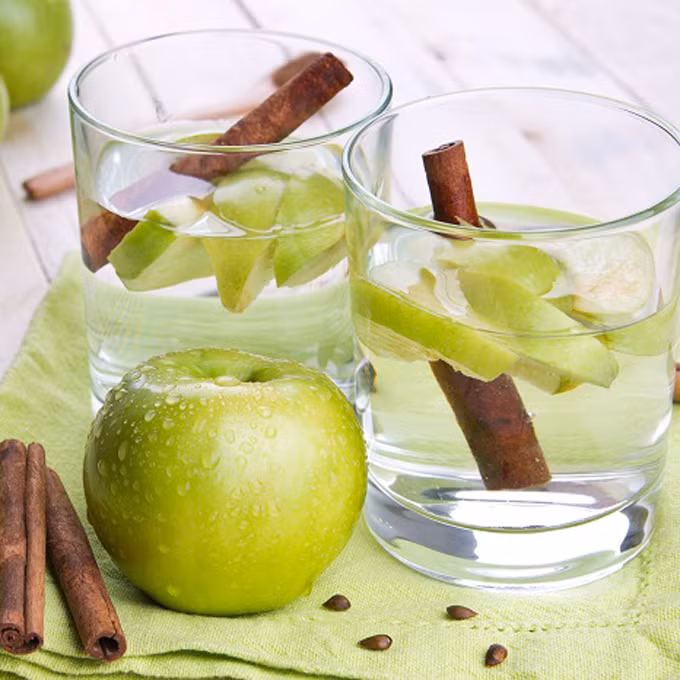 Cách thực hiện: Cho toàn bộ nguyên liệu vào chiếc bình đựng nước, rắc đá lên trên cùng. Sau đó đậy nắp và đặt vào tủ lạnh khoảng 15 phút trước khi uống.