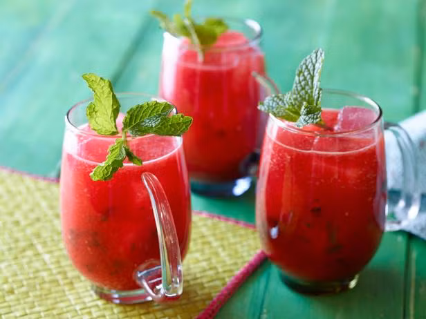 Nước dưa hấu giúp giải độc gan rất tốt. Nguyên liệu: 1 miếng dưa hấu xắt nhỏ; 10 lá bạc hà; 1,5 lít nước lọc.