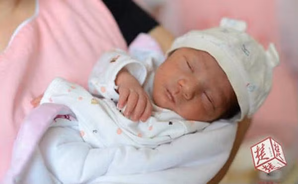 Sau mọi khó khăn, chị đã sinh được một bé trai khỏe mạnh nặng 2,6kg.