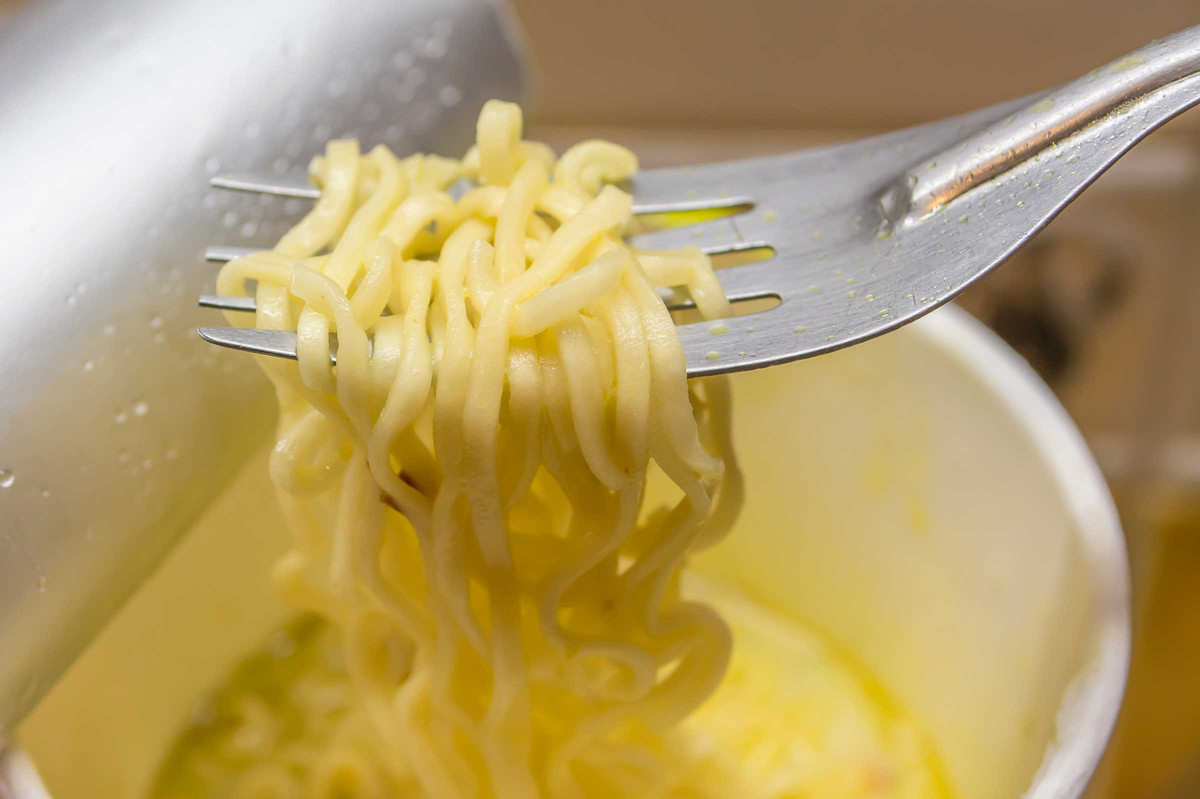 Mì ăn liền là món ăn quen thuộc của nhiều sinh viên đại học. Thế nhưng, món mì này chứa rất nhiều muối có thể làm tăng huyết áp và gây tổn hại tim. Ảnh: RD.