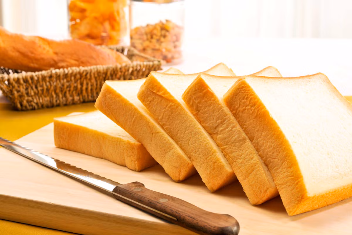 Bánh mì trắng, mì ống và gạo trắng đều là tinh bột mà bạn nên hạn chế.