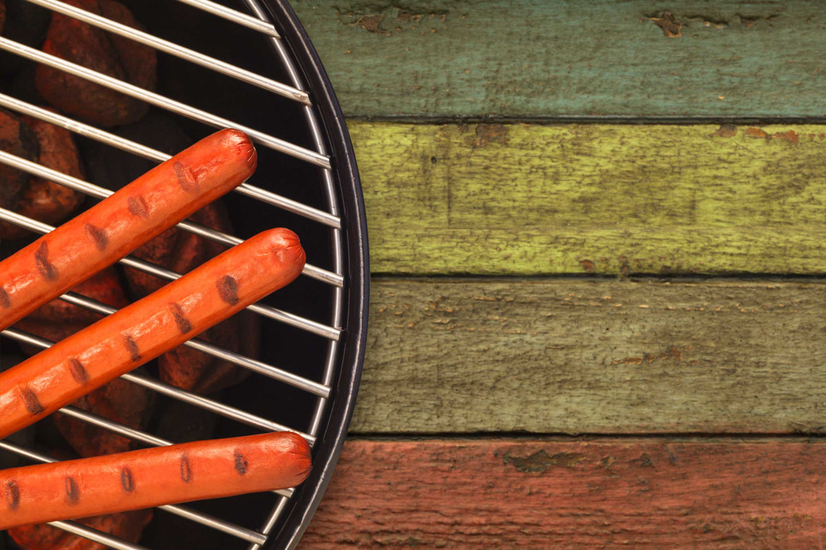 Thịt chế biến như thịt xông khói, giăm bông, xúc xích có liên quan đến suy tim và ung thư. Các loại thịt chế biến đã được ướp muối, lên men hoặc hun khói để tăng thời gian sử dụng của nó. Thế nhưng, các hóa chất và natri được sử dụng trong món ăn này có hại cho tim chúng ta, đặc biệt là khi ăn với số lượng lớn hơn.