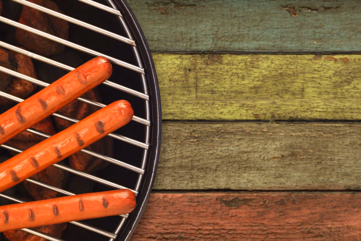 Thịt chế biến như thịt xông khói, giăm bông, xúc xích có liên quan đến suy tim và ung thư. Các loại thịt chế biến đã được ướp muối, lên men hoặc hun khói để tăng thời gian sử dụng của nó. Thế nhưng, các hóa chất và natri được sử dụng trong món ăn này có hại cho tim chúng ta, đặc biệt là khi ăn với số lượng lớn hơn.