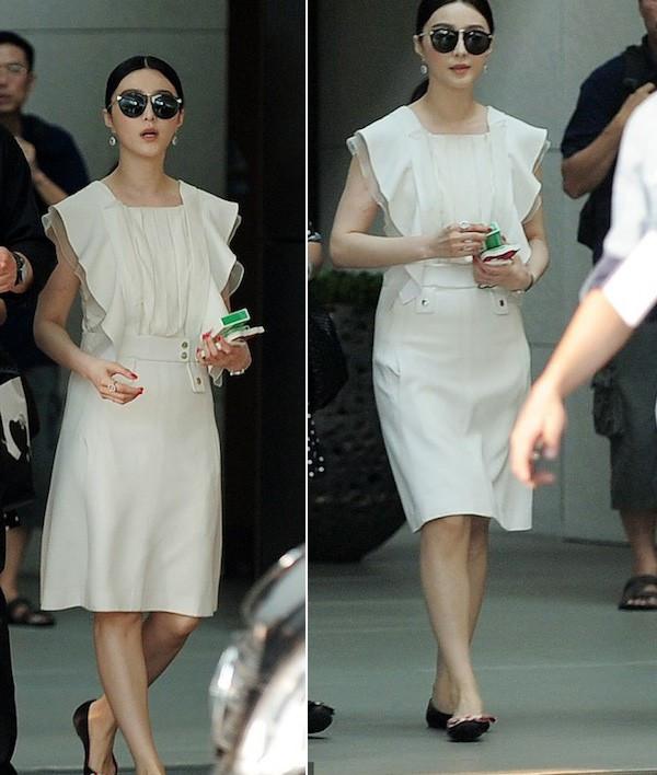 Khi diện váy thiết kế điệu ở ngực và cánh tay đi cùng giày bệt, nhiều người phải "ngán ngẩm" về cách chọn đồ lộ vòng eo to của Phạm Băng Băng.