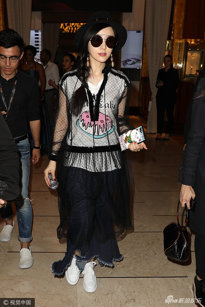 Phong cách đường phố gây khó hiểu của cô.