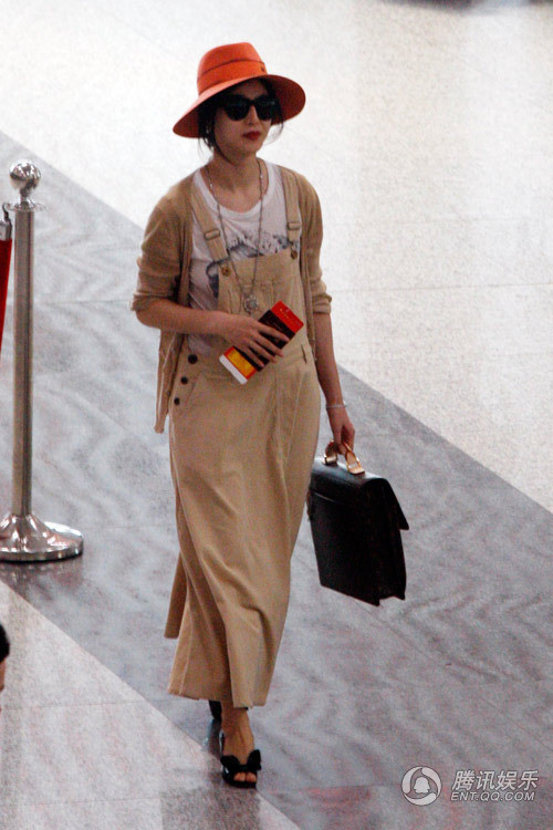 Bộ đồ khiến Phạm Băng Băng như đang mang bầu.