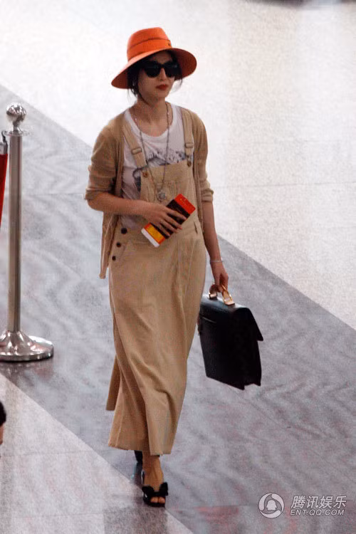 Bộ đồ khiến Phạm Băng Băng như đang mang bầu.