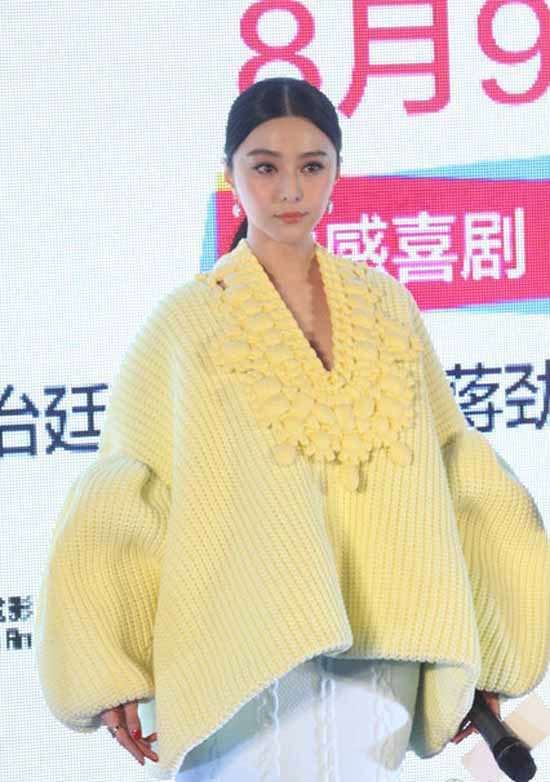 Chiếc áo len rộng màu vàng hoàn toàn không hợp Phạm Băng Băng.