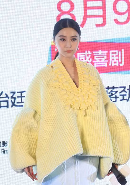 Chiếc áo len rộng màu vàng hoàn toàn không hợp Phạm Băng Băng.