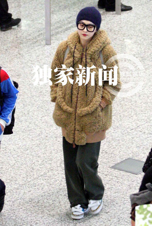 Trông cô như khoác cả cái chăn lớn trên người.