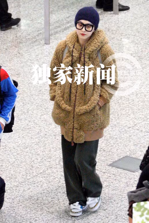 Trông cô như khoác cả cái chăn lớn trên người.