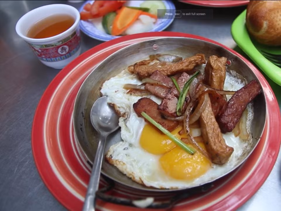 Bánh mì trứng ốp la là bữa sáng Việt Nam khá phổ biến, gồm trứng chiên phủ đầy xúc xích và hành tây. Đây là món ăn sáng đơn giản nhưng ngon miệng và giàu chất dinh dưỡng.