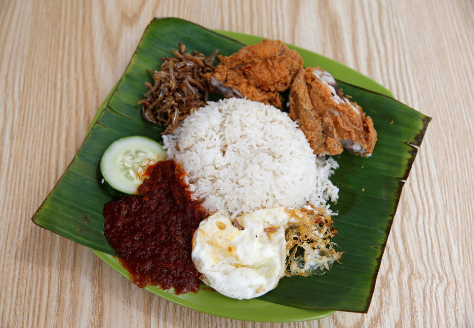 Bữa sáng truyền thống của Malaysia là cơm được nấu với nước cốt dừa và lá dứa. Bữa sáng này có cả trứng, cá cơm, đậu phộng chiên, dưa chuột và một loại ớt được gọi là sambal.