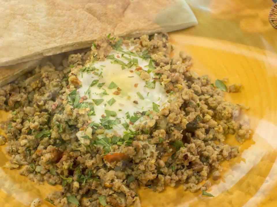 Iraq: Thay vì giăm bông, người Iran chọn thịt cừu để ăn cùng trứng cùng bột cà ri, hành tây, cà chua và mùi tây.