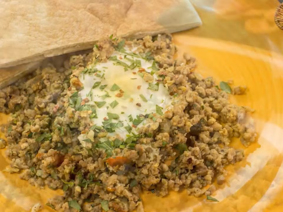 Iraq: Thay vì giăm bông, người Iran chọn thịt cừu để ăn cùng trứng cùng bột cà ri, hành tây, cà chua và mùi tây.