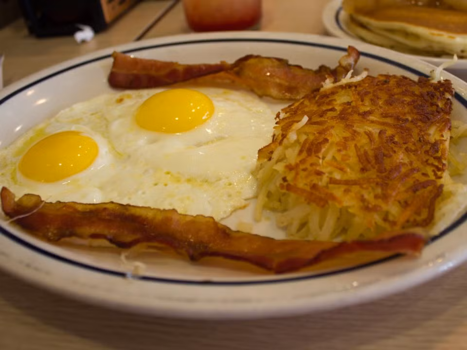 Mỹ: Mỗi bang có một kiểu ăn sáng khác nhau nhưng nói chung người Mỹ thường trung thành với bánh pancake, bánh khoai tây sợi, xúc xích và trứng. Ảnh: Insider.