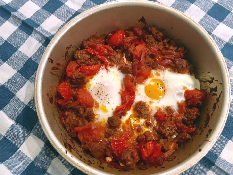 Israel: Shakshuka là cách người Israel nạp năng lượng cho ngày mới. Món ăn sáng truyền thống đầy màu sắc có trứng nướng trong sốt cà chua với gia vị như cayenne, thì là và ớt bột.