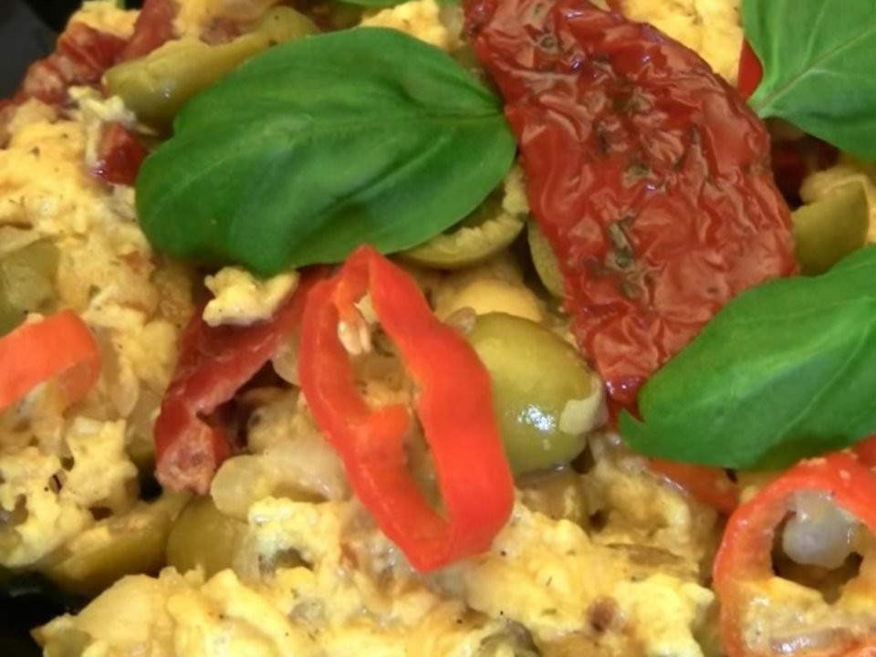 Ba Lan ăn sáng khá đơn giản với món trứng bác và xúc xích có tên jajecznica.