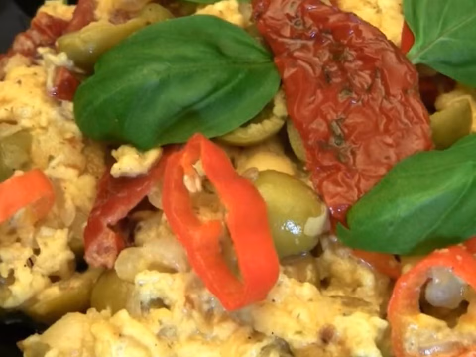 Ba Lan ăn sáng khá đơn giản với món trứng bác và xúc xích có tên jajecznica.