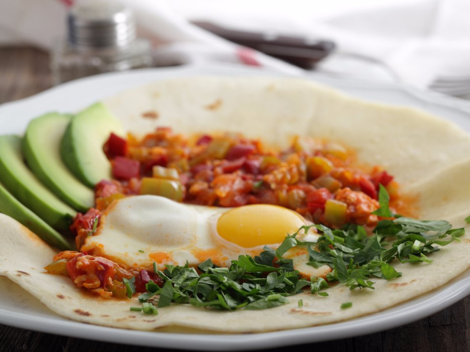 Mexico: Bữa sáng kiểu Mexico thường có món ăn truyền thống huevos rancheros gồm trứng chiên trên bánh tortilla với sốt salsa làm từ rau mùi, ớt, hành tây và cà chua. Ngoài ra, người ta còn thêm bơ, cơm Mexico và đậu chiên.
