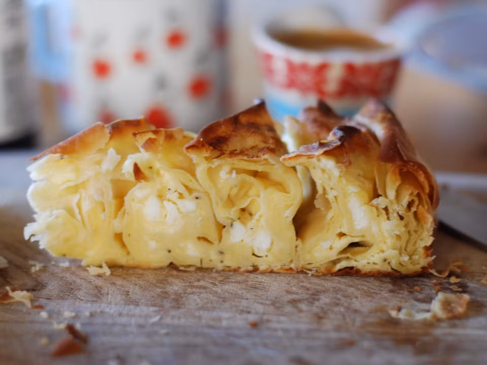 Một miếng pho mát đầy trứng là bữa ăn sáng phổ biến ở Bulgaria. Người Bungari thường ăn banitsa - một chiếc bánh được làm bằng những tấm bột phyllo quấn quanh trứng và phô mai feta vụn.