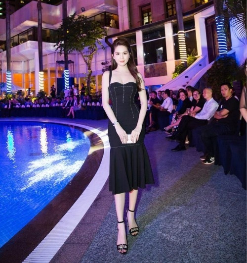 Tuy nhiên, nếu theo dõi Ngọc Trinh có thể nhận thấy cô nàng hầu như chỉ trung thành với mỗi kiểu váy hai dây để đi sự kiện.