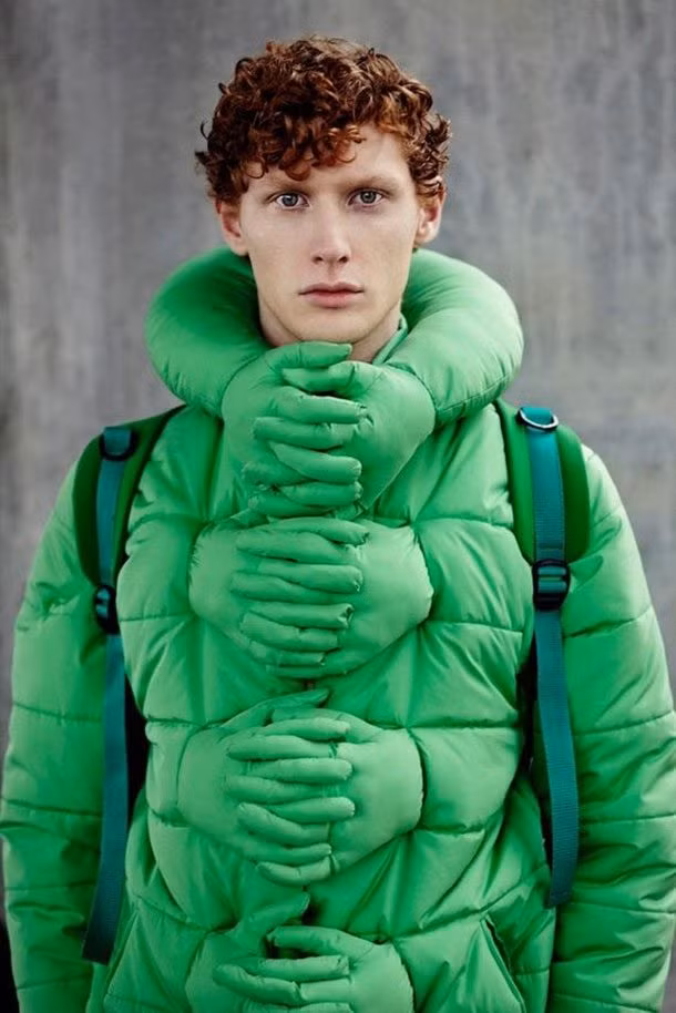 Chiếc áo phao với những bàn tay ôm ấm áp.