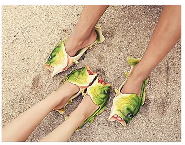 Đôi dép hình cá bá đạo.