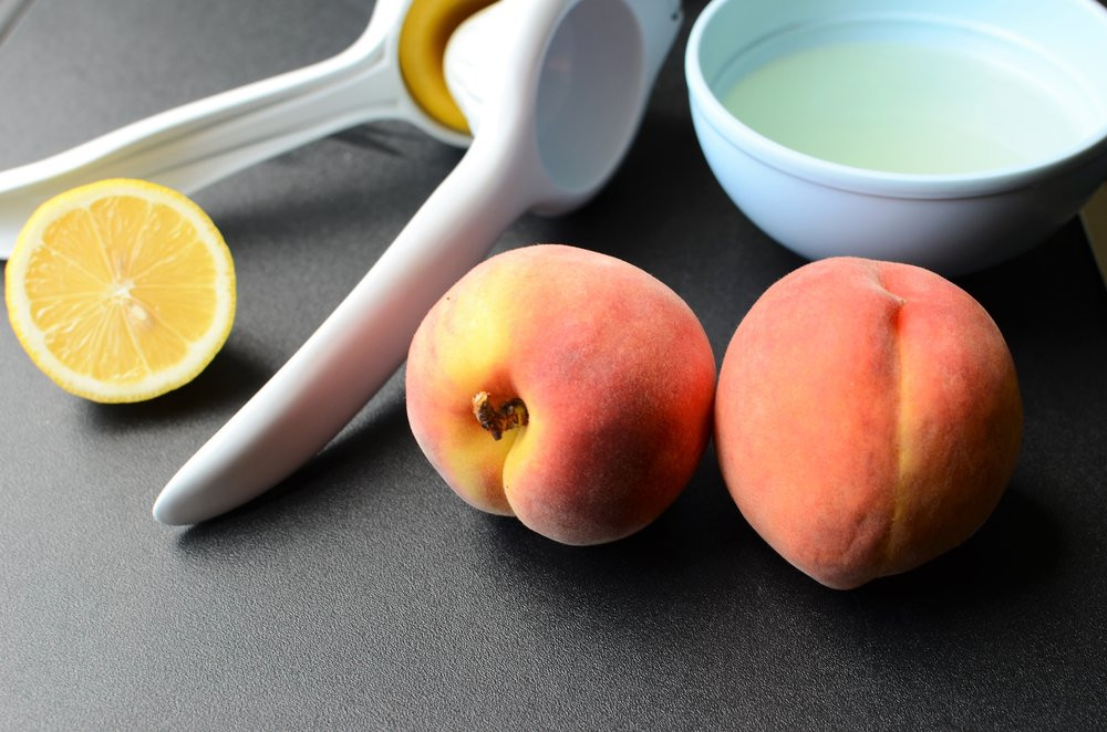 Nước ép đào và chanh: Phụ nữ bị đầy hơi và đau bụng trong những ngày kinh nguyệt có thể uống nước ép đào và chanh vì nó giúp giảm chứng khó tiêu, táo bón và thư giãn trên cơ bắp. Xay một quả đào, thêm nửa quả chanh để tăng hương vị.