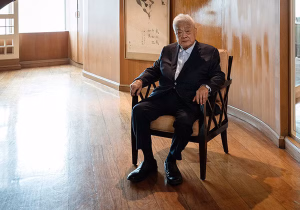 3. Ông John Gokongwei, Jr (92 tuổi - 4,4 tỷ USD) - Nhà sáng lập Tập đoàn JG Summit - ông John Gokongwei, hiện là người giàu thứ ba Philippines, đứng thứ 305 trên thế giới. Tập đoàn do ông sáng lập là đơn vị sở hữu Universal Robina Corporation (URC), một công ty thực phẩm và đồ uống lớn nhất đất nước. Tại Việt Nam, sản phẩm của URC cũng có trên thị trường như các sản phẩm trà xanh C2, nước tăng lực Rồng Đỏ... Hiện một số người con của ông đang giữ những vị trí chủ chốt trong các công ty của gia đình.