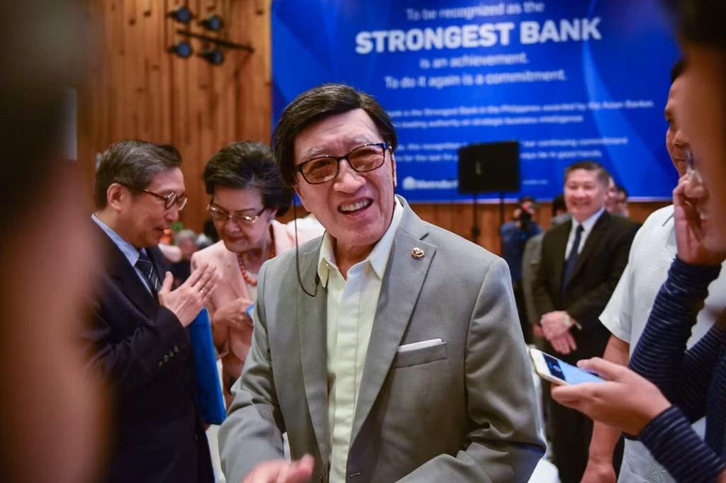 9. Ông George Ty (85 tuổi - 2,75 tỷ USD) - Tỷ phú giàu có thứ chín Philippines là chủ tịch Tập đoàn GT Capital - ông George Ty. Tập đoàn này có doanh thu 3,8 tỷ USD (2016), chuyên về ngân hàng, ôtô, phát triển bất động sản, phát điện và bảo hiểm. Ông cũng sở hữu ngân hàng lớn thứ hai nước này với gần 1.000 chi nhánh. Ngoài ra, các khách sạn dưới thương hiệu Grand Hyatt và Marco Polo cũng được thành lập bởi tỷ phú George Ty.