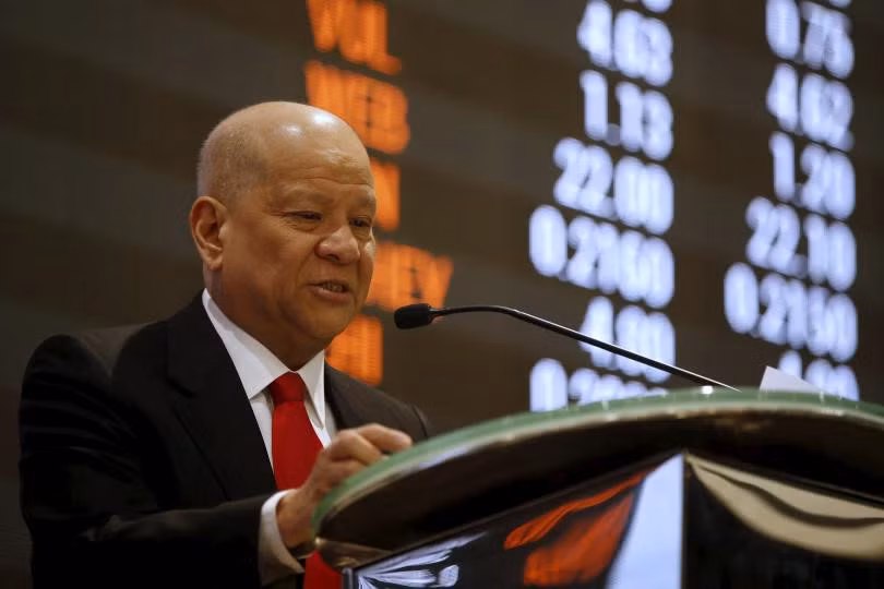 8. Ông Ramon Ang (64 tuổi - 2,85 tỷ USD) - Khối tài sản 2,85 tỷ USD của nhà lãnh đạo thương hiệu bia San Miguel đến từ nhiều lĩnh vực. Phần lớn doanh thu của San Miguel từ các doanh nghiệp điện và cơ sở hạ tầng. Bắt đầu bằng việc sửa chữa, bán động cơ xe đã qua sử dụng của Nhật Bản, sau khi trở thành tỷ phú, Ramon Ang bán bánh xe bằng nhôm. Thương hiệu xi măng của tỷ phú cũng đã lên sàn thuận lợi vào tháng 5 vừa qua. Ngoài ra, ông cũng sở hữu một khách sạn và số bất động sản đến 100 mẫu. 