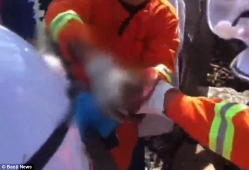 Em bé được mang đi cấp cứu trong khi bà mẹ vẫn vô tư ở bệnh viện, không hay biết việc mình đã sinh.