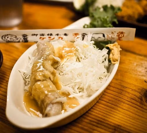 Thực đơn ở đây rất đa dạng nhưng đa số đều được chế biến từ dương vật của các loài động vật như lừa, chó, bò và tinh hoàn của chúng.