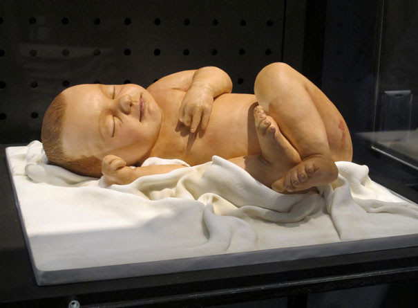 Ai cũng nghĩ rằng đây là một em bé sơ sinh thật nhưng thực tế nó lại là bánh ngọt.