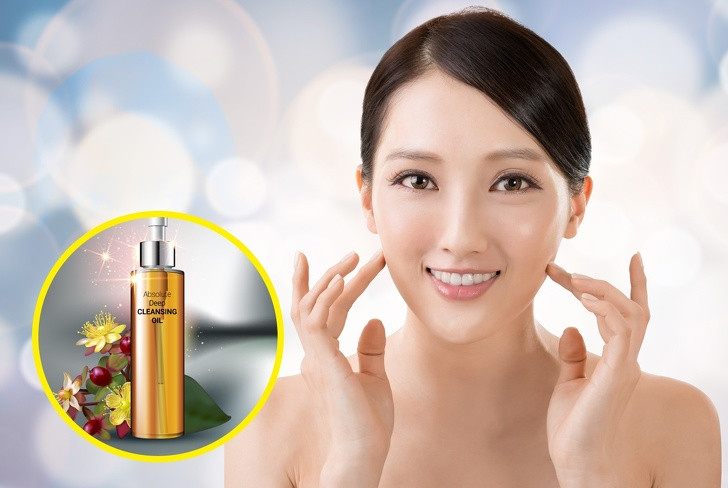 Một trong 10 bước dưỡng da kiểu Hàn Quốc là làm sạch da: Sử dụng dầu/nước tẩy trang, massage theo chuyển động vòng tròn để tẩy sạch lớp trang điểm và bụi bẩn trên gương mặt.