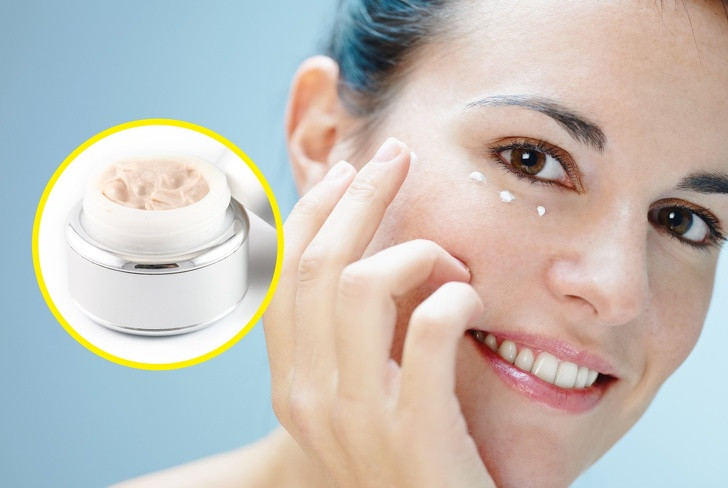 Đừng quên bôi kem mắt để ngăn ngừa các nếp nhăn trước khi chúng bắt đầu xuất hiện.