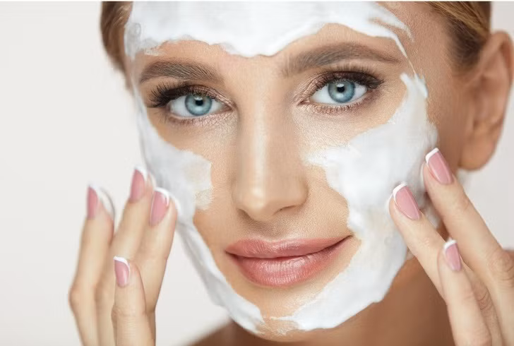 Việc rửa lại mặt lần nữa là cách tốt nhất để giữ cho khuôn mặt của bạn rạng rỡ và sạch mụn trứng cá. Rửa mặt với một kem nhẹ hoặc chất làm sạch bọt.